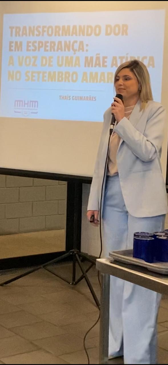 Thaís Guimarães palestrando com o slide “Transformando dor em esperança: a voz de uma mãe atípica no Setembro Amarelo”
