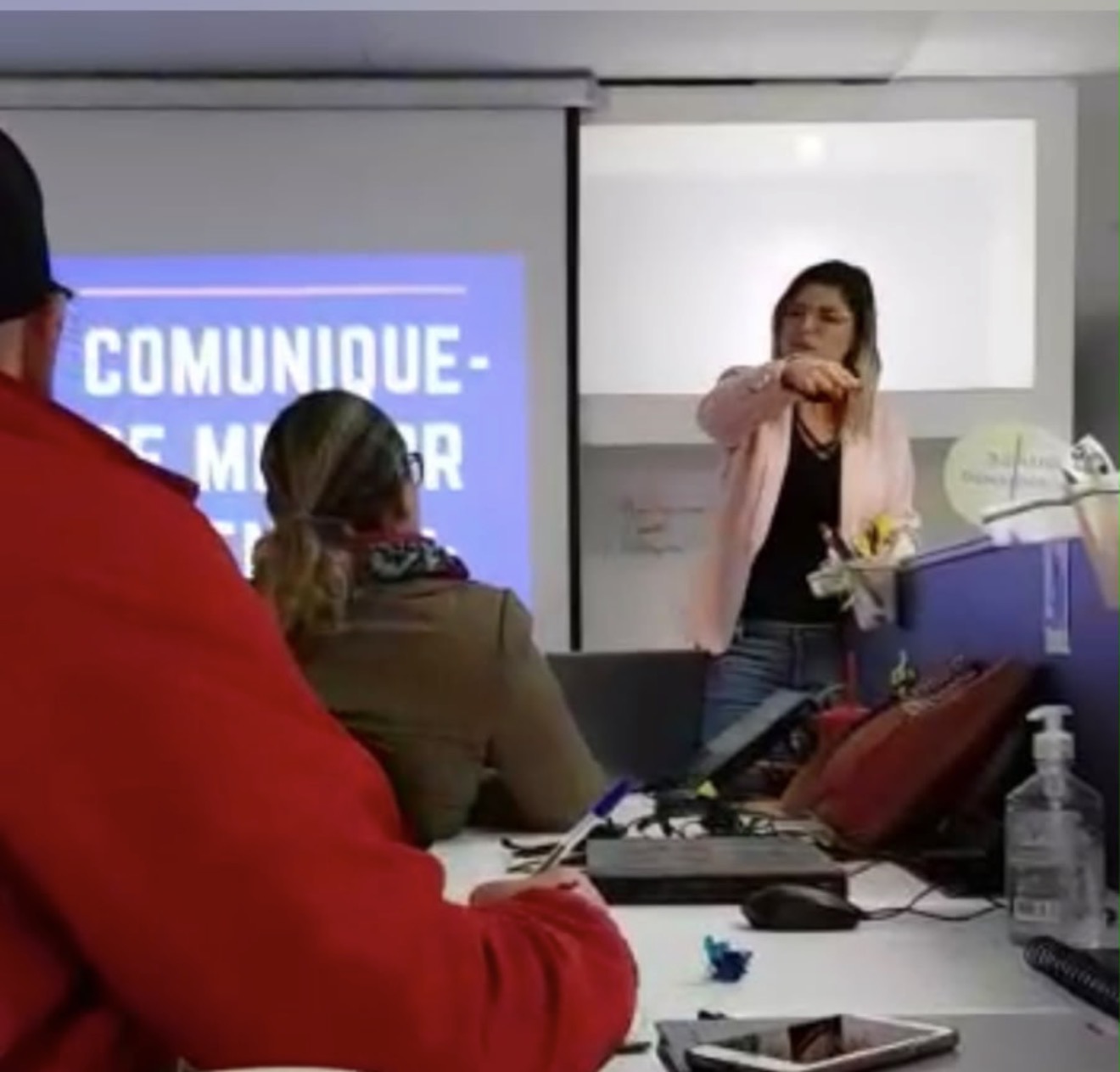 Thaís Guimarães conduzindo a palestra “Comunique-se melhor e venda mais” para um grupo reunido em mesas